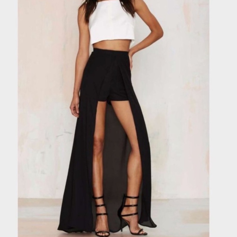 Lioness mini skirt with train.